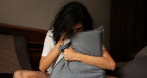 una donna con cuscino